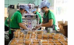 Hối hả vào vụ sản xuất bánh trung thu