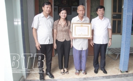 Huyện ủy Tiền Hải: Trao huy hiệu 70 năm tuổi Đảng cho đồng chí Nguyễn Văn Nghĩa