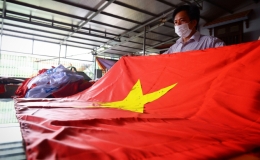 Những người nửa đời may cờ Tổ quốc ở Hà Nội