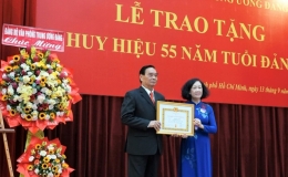 Trao Huy hiệu 55 năm tuổi Đảng cho đồng chí Lê Hồng Anh