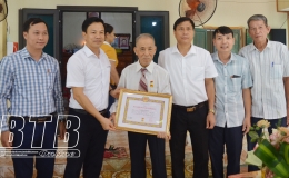 Trên 360 đảng viên thuộc Đảng bộ huyện Hưng Hà được tặng huy hiệu Đảng đợt 2/9
