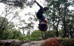 Xe điện một bánh vượt địa hình, chạy được 120 km
