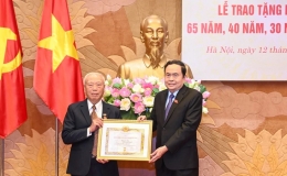 Chủ tịch Quốc hội dự Lễ trao tặng Huy hiệu 65 năm, 40 năm và 30 năm tuổi Đảng