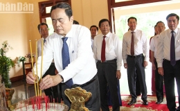 Chủ tịch Quốc hội Trần Thanh Mẫn dâng hương và trồng cây tại các Khu lưu niệm ở Vĩnh Long