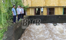 Đồng chí Trưởng ban Tuyên giáo Tỉnh ủy kiểm tra, chỉ đạo công tác khắc phục hậu quả bão số 3 tại Kiến Xương