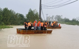 Hưng Hà: Vượt mưa di dời người và vật nuôi vào nơi tránh lũ an toàn