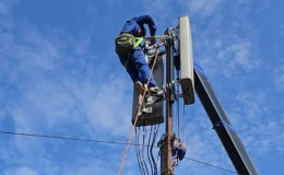 Lắp đặt trạm phát sóng điện thoại phục vụ tái định cư Làng Nủ