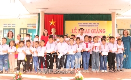 LĐLĐ tỉnh tặng quà cho 470 cháu con đoàn viên, người lao động nhân dịp khai giảng năm học mới