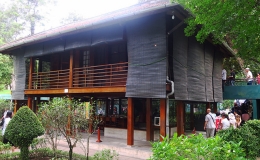 Thăm Khu di tích Chủ tịch Hồ Chí Minh tại Phủ Chủ tịch