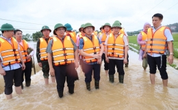 Thủ tướng chỉ đạo bảo đảm an toàn đê điều, hồ đập; triển khai phương tiện, kể cả trực thăng, hỗ trợ người dân