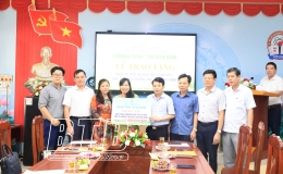 Trao gần 10.000 cuốn sách, thiết bị dạy học và 3 ti vi cho 10 trường tiểu học tại Thái Bình