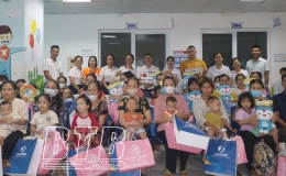 Trao quà cho bệnh nhân nhi nặng dịp tết Trung thu