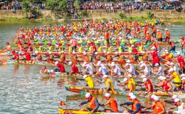 Vạn người đội nắng dự lễ hội đua thuyền trên sông Kiến Giang mừng Tết Độc lập