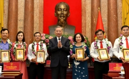 Xây dựng đội ngũ cán bộ, công chức, viên chức có đủ phẩm chất năng lực, uy tín, thực sự chuyên nghiệp, liêm chính
