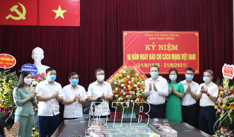Các đồng chí lãnh đạo tỉnh chúc mừng các cơ quan báo chí nhân ngày Báo chí Cách mạng Việt Nam 