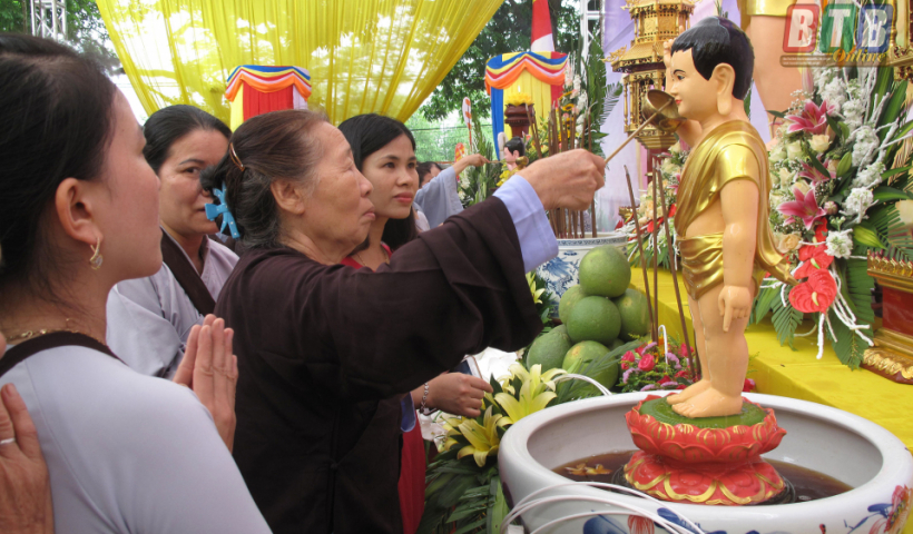 Các đồng chí lãnh đạo tỉnh chúc mừng đại lễ Phật đản