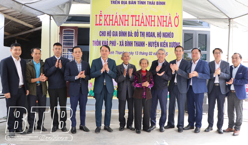 Các đồng chí lãnh đạo tỉnh dự lễ khánh thành nhà cho các hộ nghèo