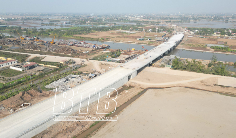 Cầu vượt sông Hóa thuộc tuyến đường bộ từ thành phố Thái Bình đi cầu Nghìn đã chính thức hợp long 