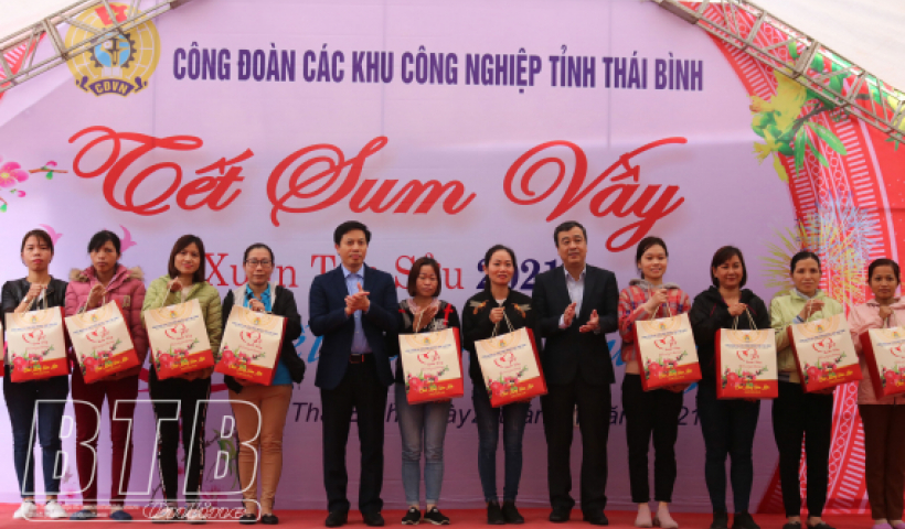 Chương trình “Tết sum vầy”, 320 công nhân lao động thuộc khu công nghiệp Nguyễn Đức Cảnh được nhận quà tết.