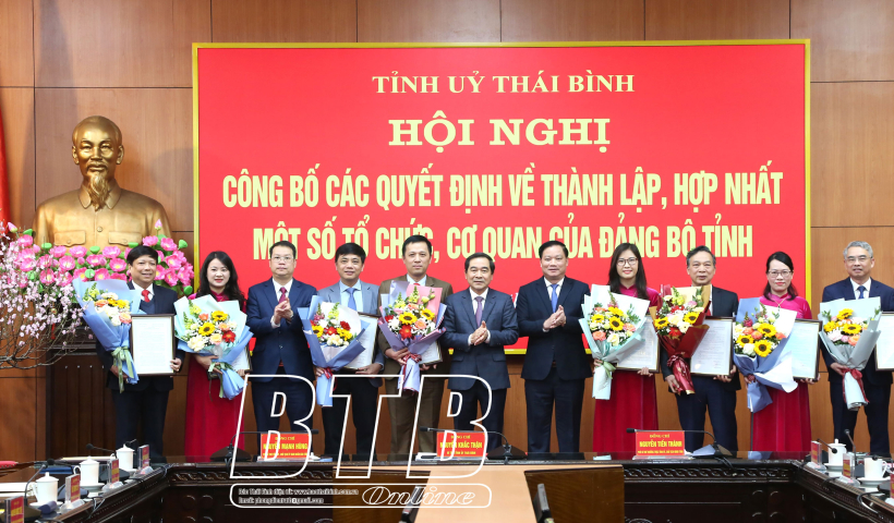 Công bố các quyết định về thành lập, hợp nhất một số tổ chức, cơ quan của Đảng bộ tỉnh