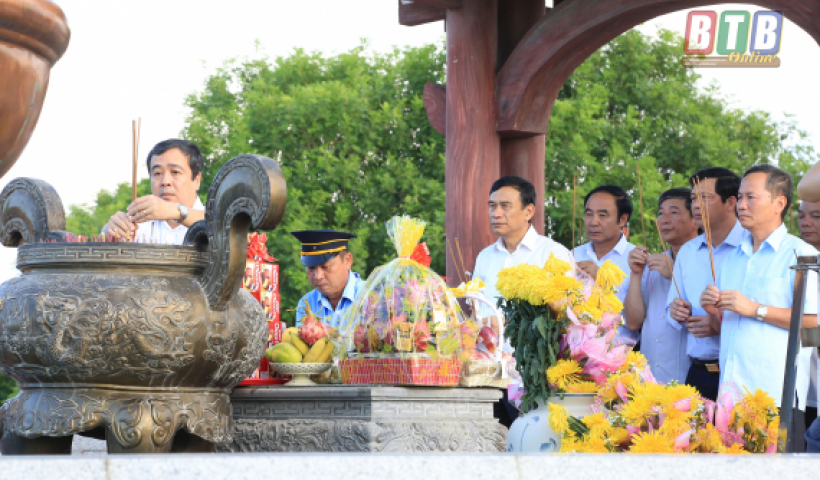 Đoàn đại biểu của Tỉnh ủy, HĐND, UBND, Ủy ban MTTQ tỉnh tổ chức lễ dâng hương tưởng niệm các anh hùng liệt sĩ tại Quảng Trị