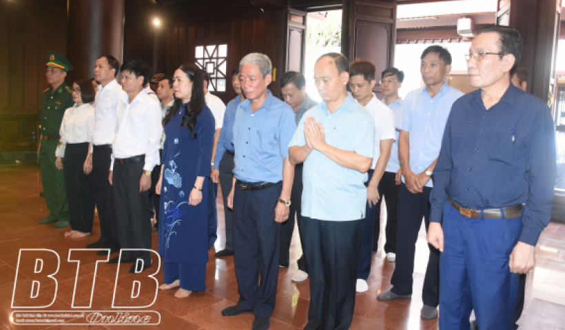 Đoàn đại biểu tỉnh Thái Bình dâng hương tưởng niệm các anh hùng liệt sĩ tại tỉnh Điện Biên 