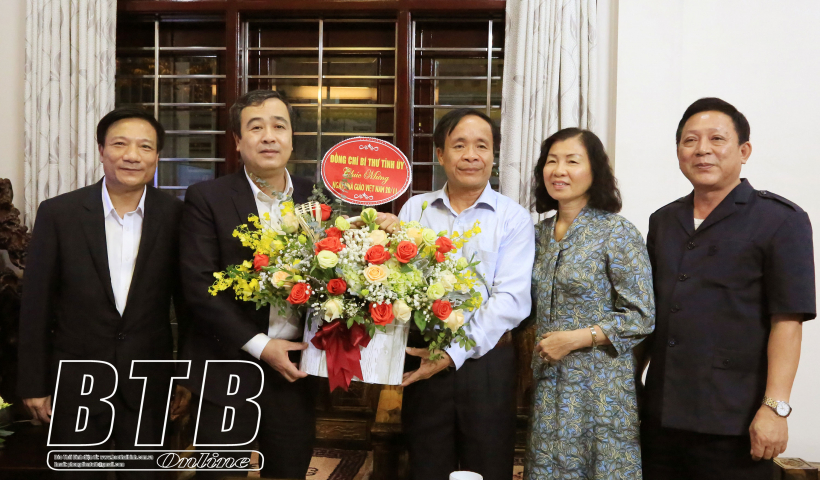 Đồng chí Bí thư Tỉnh ủy Thái Bình thăm và chúc mừng các cựu giáo chức nhân ngày Nhà giáo Việt Nam