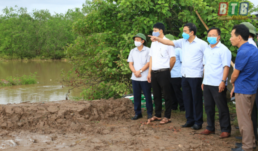 Kiểm tra công tác xử lý sự cố sạt lở đất bên mang cống khu nuôi trồng thủy sản xã Thái Thượng