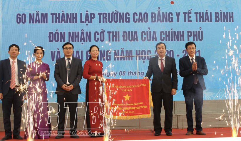 Kỷ niệm 60 năm thành lập, Trường Cao đẳng Y tế Thái Bình đón nhận cờ thi đua của Chính phủ và khai giảng năm học 2020- 2021 