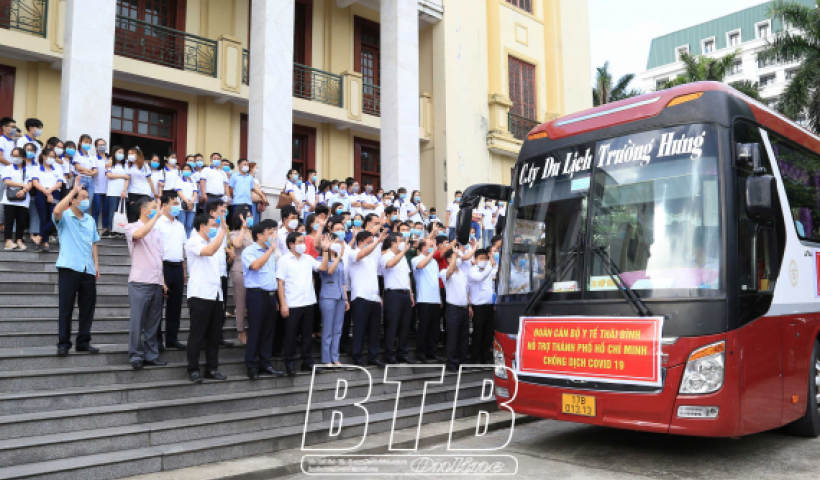 Lễ xuất quân đoàn cán bộ y tế, sinh viên y Thái Bình tình nguyện hỗ trợ TP HCM chống dịch Covid-19