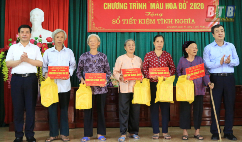 Trao sổ tiết kiệm cho các gia đình chính sách, Mẹ Việt Nam anh hùng, người có công với cách mạng