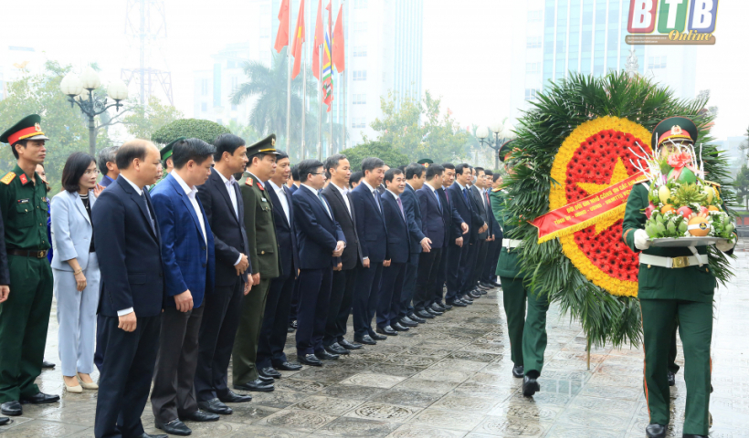 Viếng liệt sĩ, dâng hương tưởng niệm Chủ tịch Hồ Chí Minh và đồng chí Nguyễn Đức Cảnh