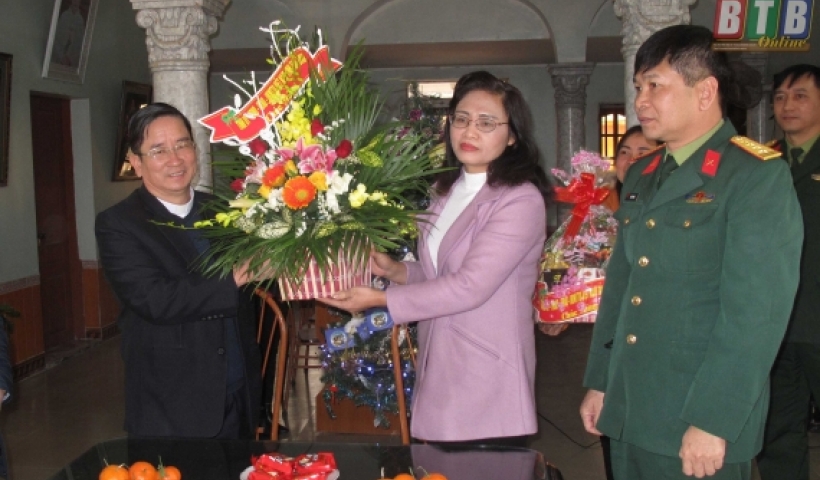 Đồng chí Nguyễn Thị Lĩnh, Tỉnh ủy viên, Phó Chủ tịch UBND tỉnh cùng lãnh đạo Bộ Chỉ huy Quân sự tỉnh thăm, tặng quà chúc mừng linh mục Đỗ Bá Dương.