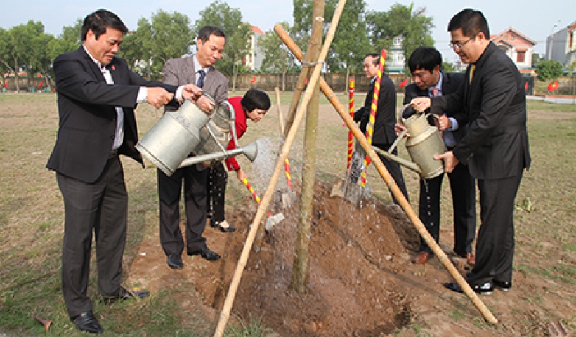 Các đồng chí lãnh đạo tỉnh cùng cán bộ, nhân dân huyện Quỳnh Phụ trồng cây tại “Tết trồng cây đời đời nhớ ơn Bác Hồ” xuân Đinh Dậu 2017. Ảnh: Trịnh Cường.