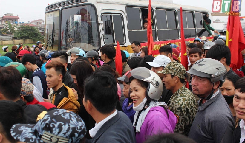 Rất đông người thân đến đưa các tân binh huyện Thái Thụy lên đường nhập ngũ. Ảnh: Trần Tuấn
