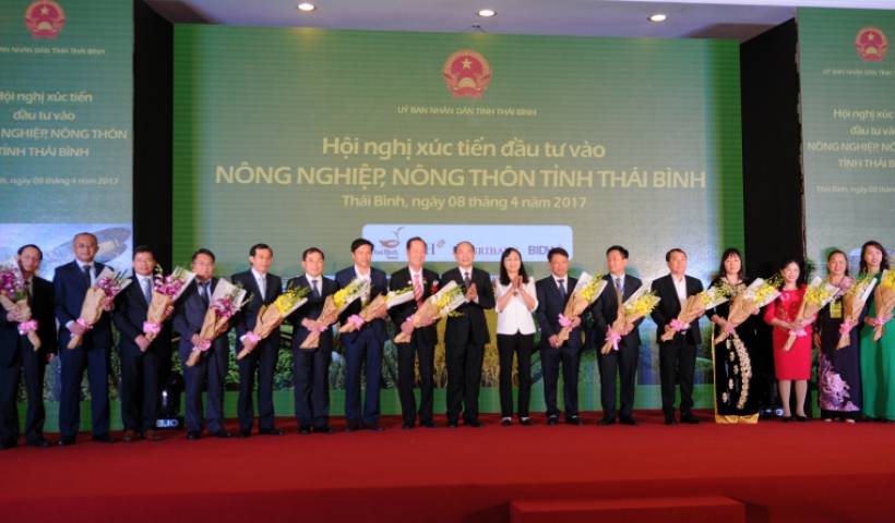 Đồng chí Phạm Văn Sinh, Bí thư Tỉnh ủy tặng hoa các nhà tài trợ.