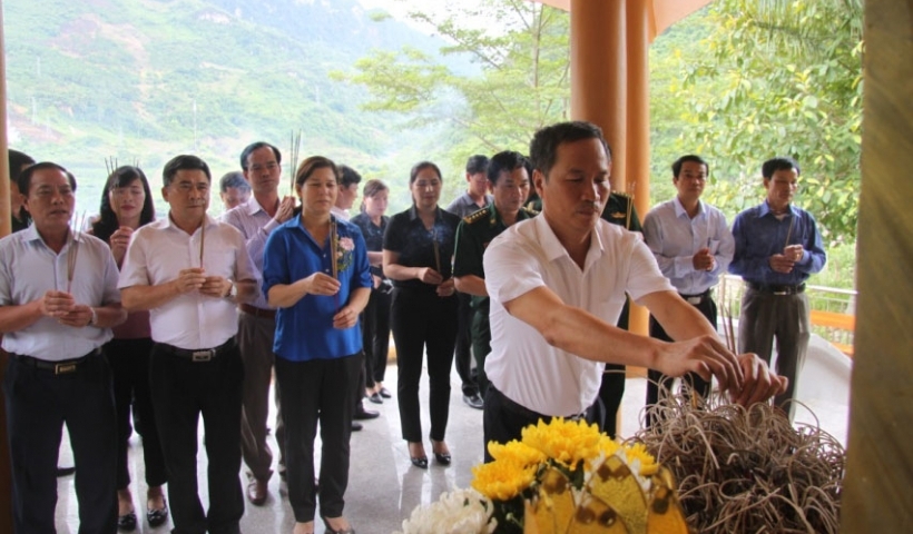  Đoàn đại biểu tỉnh Thái Bình dâng hương tưởng niệm các anh hùng liệt sĩ tại Bia tưởng niệm chung, xã Thanh Thủy (huyện Vị Xuyên). 