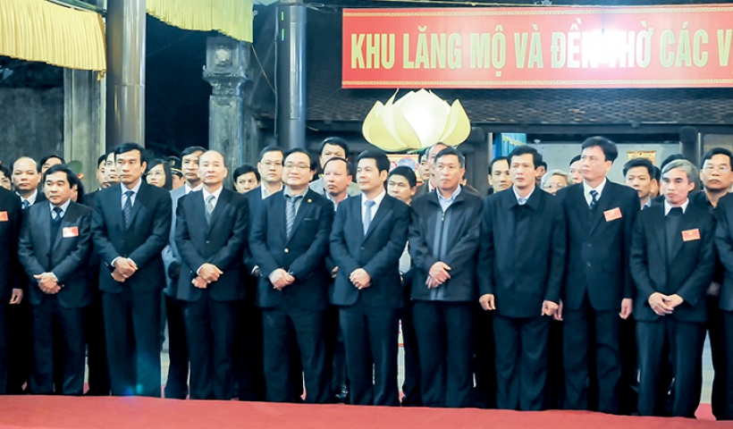Các đồng chí lãnh đạo tỉnh cùng các đại biểu dự lễ khai hội đền Trần Thái Bình. Ảnh: Thành Tâm 