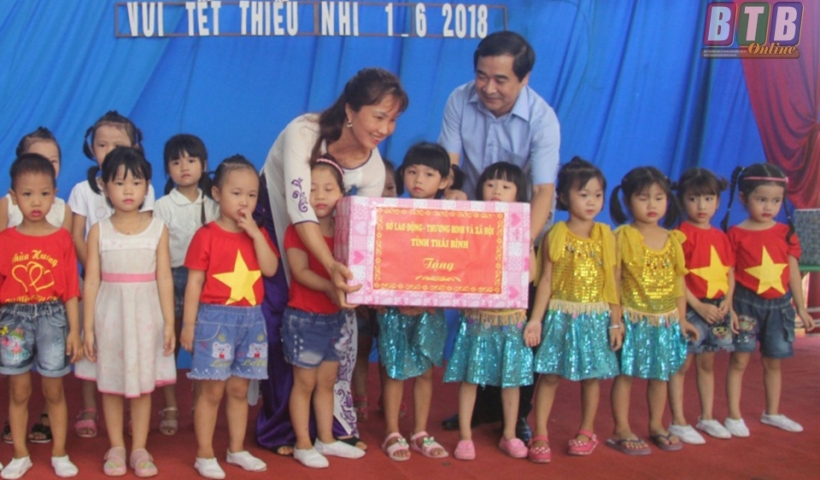 Đồng chí Nguyễn Tiến Thành, Ủy viên Ban Thường vụ, Trưởng ban Dân vận Tỉnh ủy tặng quà tại Trường Mầm non Tây Sơn (Tiền Hải)