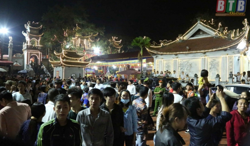 Đông đảo nhân dân cùng du khách về dự lễ hội.