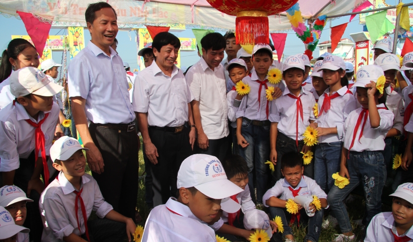 Các đồng chí lãnh đạo Tỉnh ủy, HĐND tỉnh thăm trại vui Trung thu với các cháu thiếu niên nhi đồng xã Quỳnh Trang (Quỳnh Phụ). Ảnh: Trịnh Cường