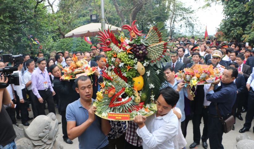 Hương, hoa, lễ vật của đoàn Thái Bình thành kính tiến dâng tri ân công đức các Vua Hùng tại Khu di tích lịch sử Đền Hùng