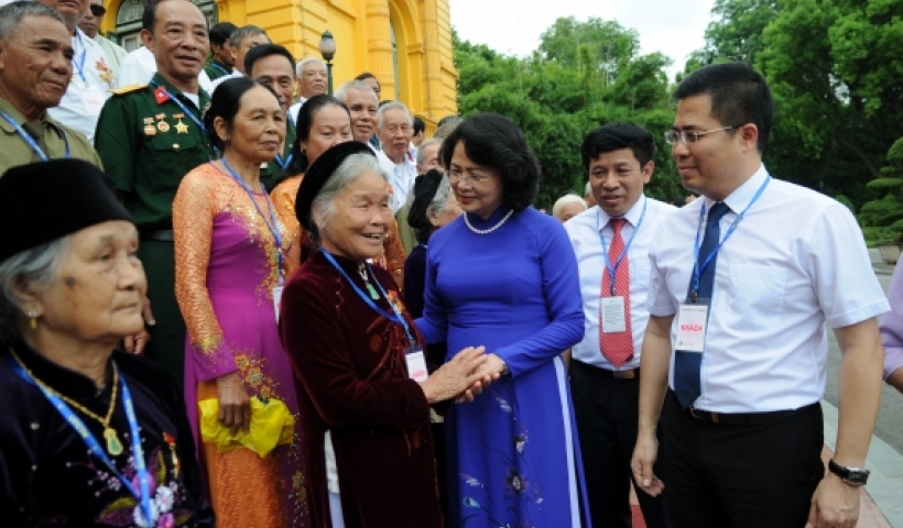 Phó Chủ tịch nước Đặng Thị Ngọc Thịnh nói chuyện thân mật với đoàn người có công Thái Bình tại Phủ Chủ tịch.