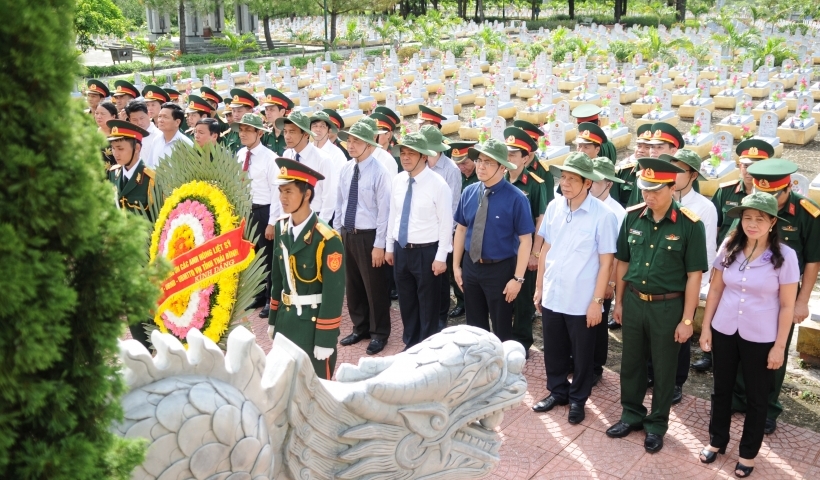 Đoàn đại biểu tỉnh Thái Bình và tỉnh Quảng Trị dâng hương tưởng niệm các anh hùng liệt sĩ tại Nghĩa trang Liệt sĩ quốc gia đường 9. Ảnh: Thành Tâm.
