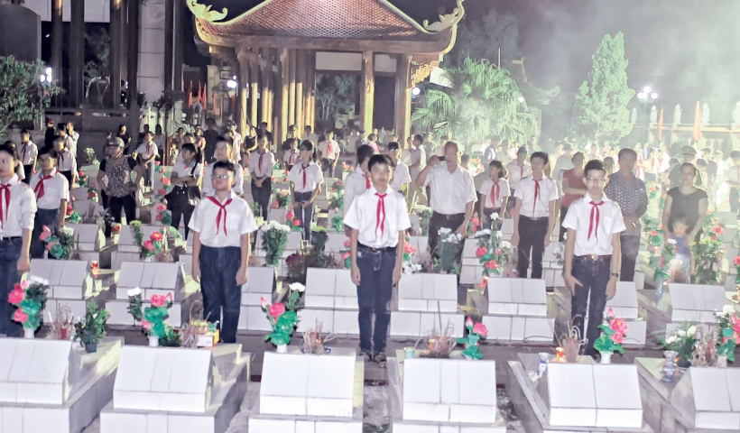 Thắp nến tri ân các anh hùng liệt sĩ tại Nghĩa trang Liệt sĩ huyện Tiền Hải.