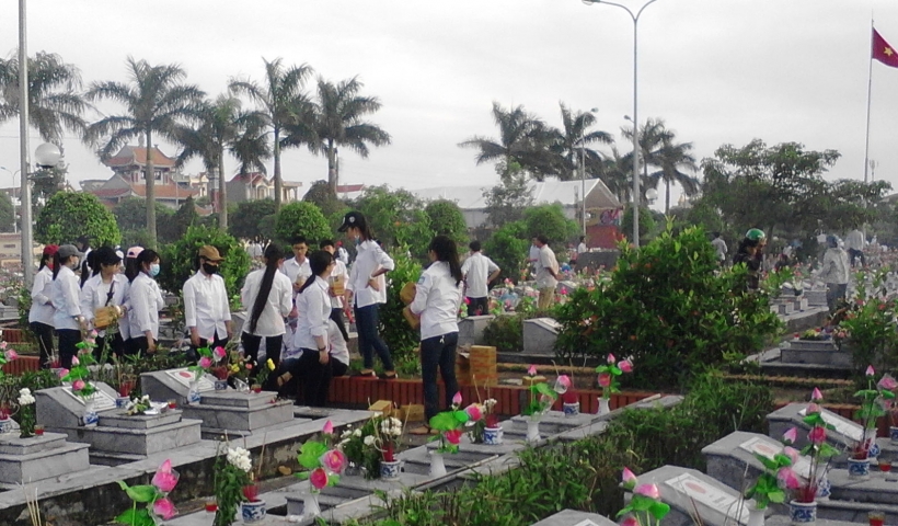 Học sinh trường THPT Bắc Đông Quan chuẩn bị hương, nến, hoa cho đêm thắp nến tri ân các liệt sĩ tại Nghĩa trang Liệt sĩ huyện Đông Hưng. 