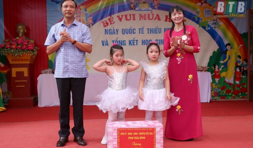 Đồng chí Đỗ Đình An, Ủy viên Ban Thường vụ Tỉnh ủy, Bí Thư Thành ủy thành phố Thái Bình tặng quà các cháu thiếu nhi Trường Mầm non 1- 6.