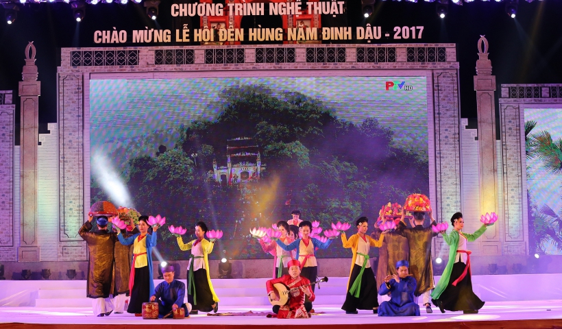 Tiết mục hát chèo “ Thái Bình quê lúa” của Nhà hát Chèo Thái Bình. Ảnh Đỗ Ngọc Tùng.