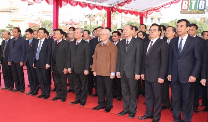 Tổng Bí thư Nguyễn Phú Trọng cùng các đồng chí lãnh đạo Trung ương, lãnh đạo tỉnh dâng hương tại Nhà lưu niệm đồng chí Nguyễn Đức Cảnh.