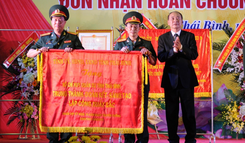 Đồng chí Phạm Văn Sinh, Bí Thư Tỉnh ủy tặng bức trướng của Tỉnh ủy, HĐND, UBND tỉnh cho Lực lượng vũ trang tỉnh.